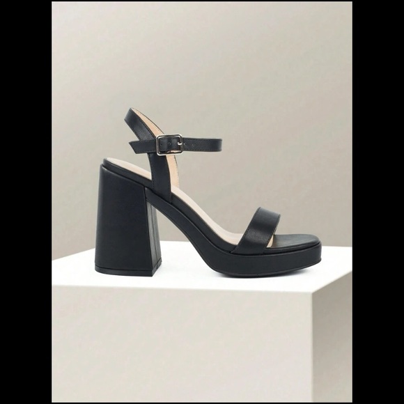 New in Box Black Strappy Open Toe Chunky Heels Pumps 8.5 - Picture 4 of 5